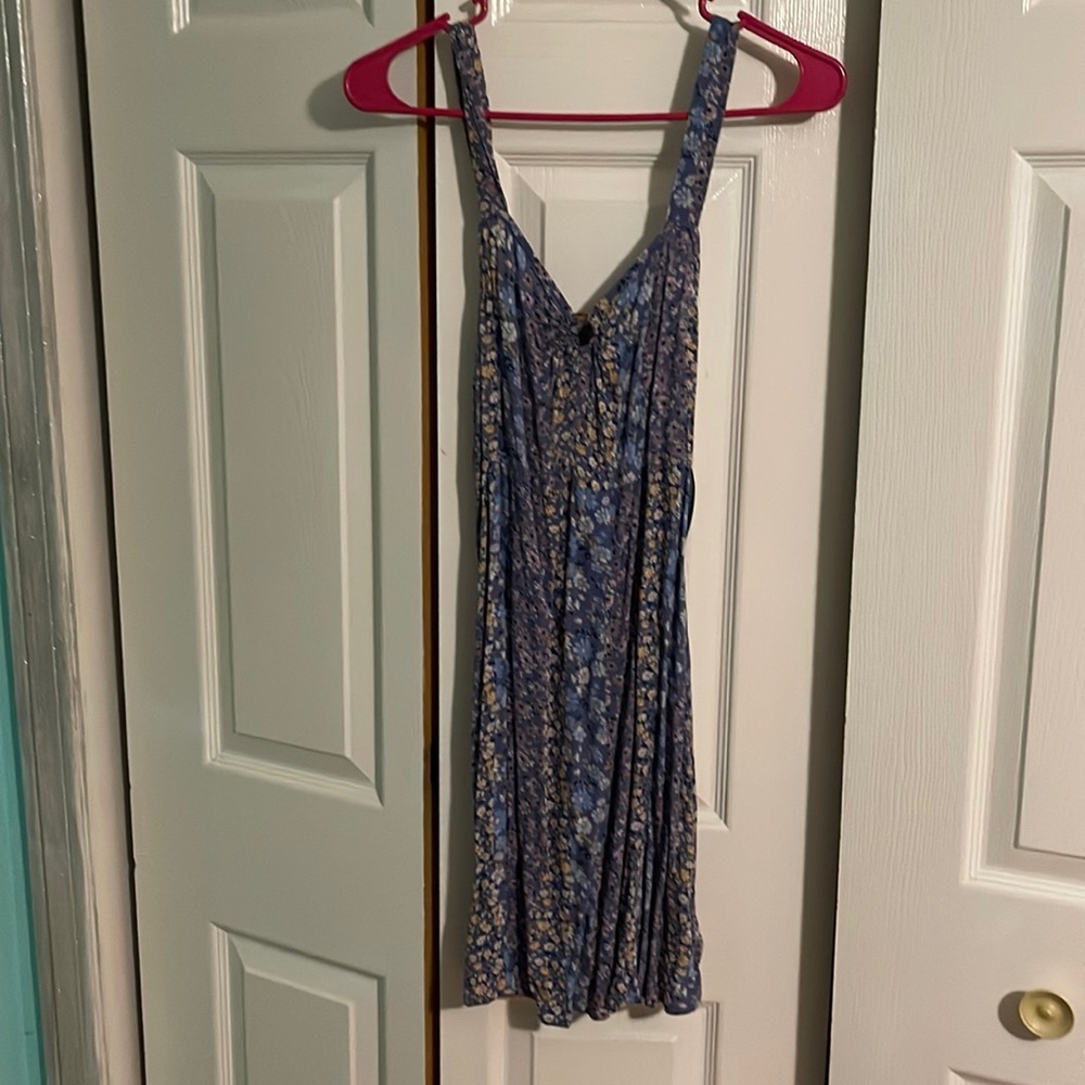 Key hole in the front and adjustable straps